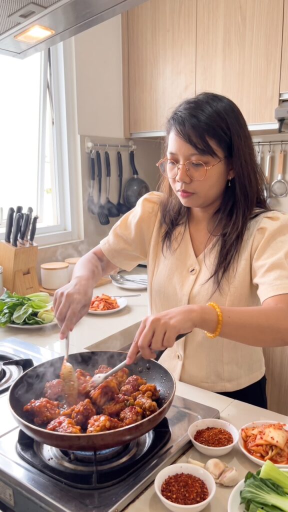 ibu rumah tangga memasak di dapur